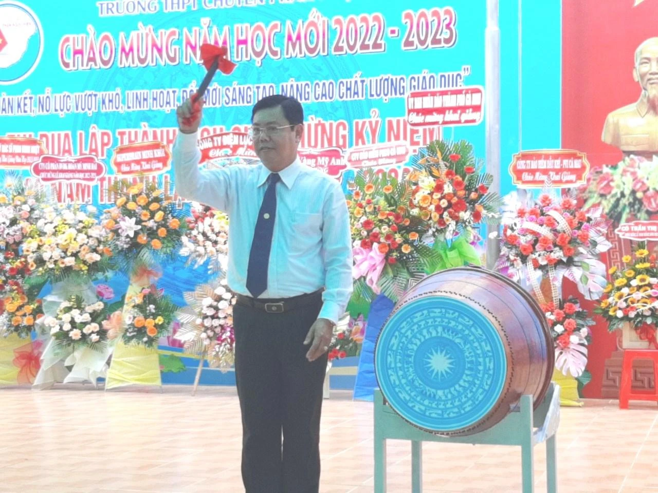 Bí thư Tỉnh ủy Cà Mau Nguyễn Tiến Hải đánh trống khai giảng tại Trường THPT chuyên Phan Ngọc Hiển.