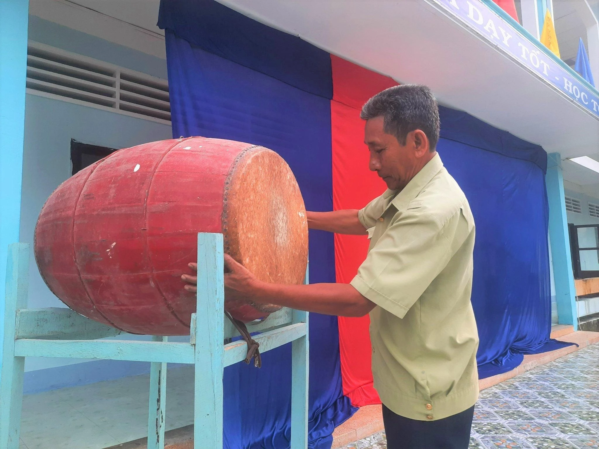 Từ sáng sớm, công tác chuẩn bị cho buổi lễ khai giảng tại Trường PTDT Hữu Nhem được chuẩn bị rất chu đáo.