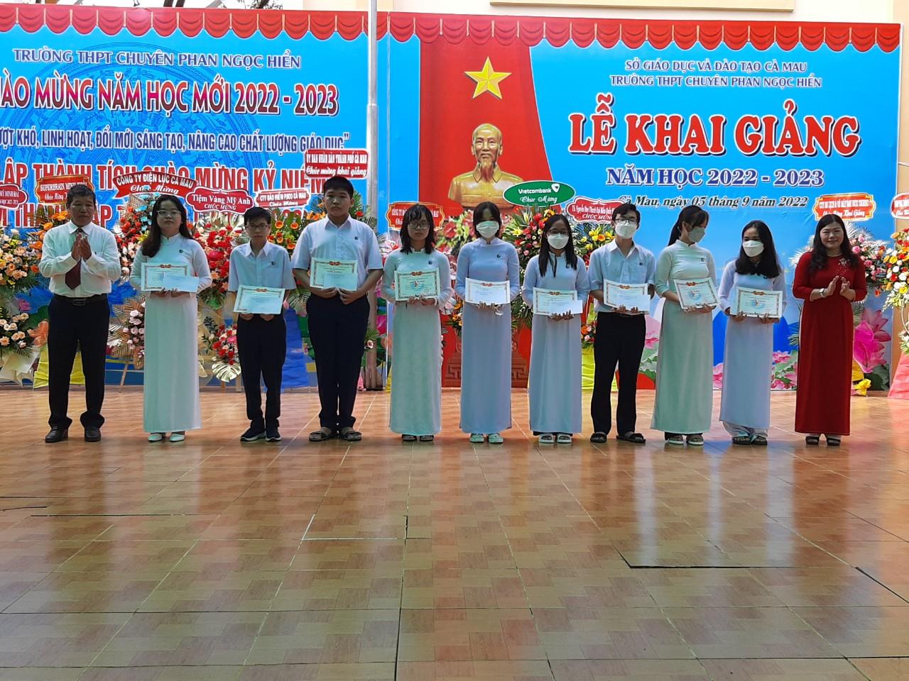 Khen thưởng các thủ khoa vào lớp 10 Trường THPT chuyên Phan Ngọc Hiển (Cà Mau). Khen thưởng các thủ khoa vào lớp 10 Trường THPT chuyên Phan Ngọc Hiển (Cà Mau).