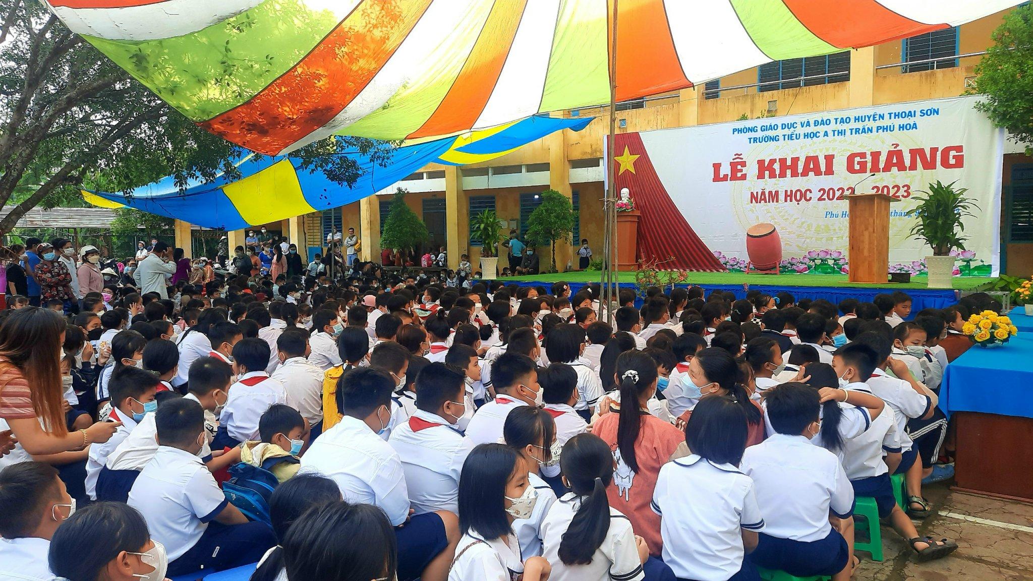 Không khí khai giảng tại Trường Tiểu học A thị trấn Phú Hòa (huyện Thoại Sơn, tỉnh An Giang). Không khí khai giảng tại Trường Tiểu học A thị trấn Phú Hòa (huyện Thoại Sơn, tỉnh An Giang).