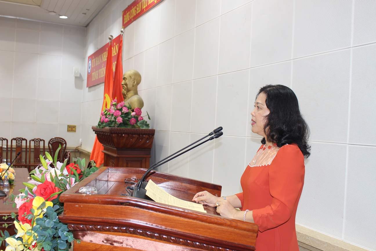 Cô Nguyễn Thị Duyên, giáo viên Trường TH Tân Hòa Thành (huyện Tân Phước, tỉnh Tiền Giang) gửi ý kiến đến Bộ trưởng. Cô Nguyễn Thị Duyên, giáo viên Trường TH Tân Hòa Thành (huyện Tân Phước, tỉnh Tiền Giang) gửi ý kiến đến Bộ trưởng.