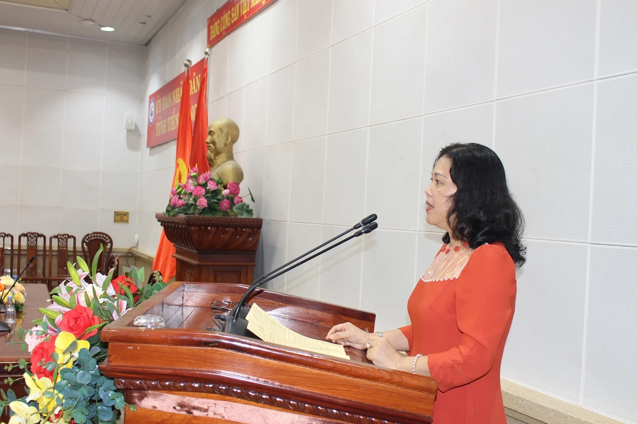 Cô Nguyễn Thị Duyên, giáo viên Trường TH Tân Hòa Thành (huyện Tân Phước, tỉnh Tiền Giang) gửi ý kiến đến Bộ trưởng. Cô Nguyễn Thị Duyên, giáo viên Trường TH Tân Hòa Thành (huyện Tân Phước, tỉnh Tiền Giang) gửi ý kiến đến Bộ trưởng.