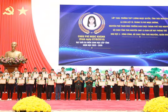 Ban tổ chức tuyên dương các em học sinh có thành tích tiêu biểu, xuất sắc tại hội nghị. Ảnh: K.Anh.