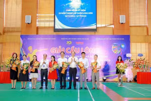 Nhà báo Nguyễn Mạnh Hưng - Tổng Biên tập báo Tuổi trẻ Thủ đô trao cờ lưu niệm cho các đội tại Giải Cầu lông trẻ tranh Cúp báo Tuổi trẻ Thủ đô lần thứ X, năm 2023.