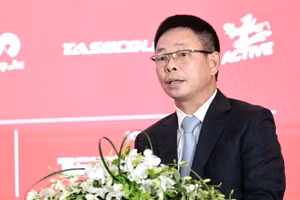 Nhà báo Phùng Công Sưởng - Tổng Biên tập báo Tiền Phong, đồng Trưởng Ban tổ chức Giải golf vô địch quốc gia 2024 Cúp VinFast - Hải Phòng phát biểu tại cuộc họp báo. Ảnh: BTC cung cấp.