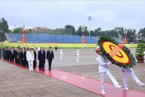 Đoàn đại biểu lãnh đạo, nguyên lãnh đạo Đảng, Nhà nước cùng các bộ, ngành Trung ương, đến đặt vòng hoa và vào Lăng viếng Chủ tịch Hồ Chí Minh. Ảnh: Tuấn Anh/TTXVN.