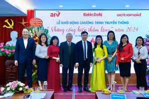 Ban Tổ chức chụp ảnh lưu niệm tại Lễ khởi động Chương trình truyền thông “Những cống hiến thầm lặng” năm 2024.