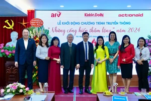 Ban Tổ chức chụp ảnh lưu niệm tại Lễ khởi động Chương trình truyền thông “Những cống hiến thầm lặng” năm 2024.