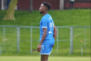 Vừa khởi động trước trận đấu, cầu thủ 22 tuổi ngã gục tử vong