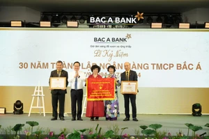 Đại diện Ban Lãnh đạo BAC A BANK nhận Cờ thi đua và Bằng khen của UBND tỉnh Nghệ An trong Lễ kỷ niệm 30 năm thành lập.