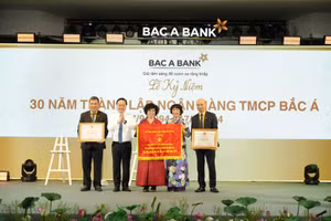 Đại diện Ban Lãnh đạo BAC A BANK nhận Cờ thi đua và Bằng khen của UBND tỉnh Nghệ An trong Lễ kỷ niệm 30 năm thành lập.
