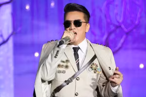 Ca sĩ Đàm Vĩnh Hưng mặc trang phục biểu diễn có huy hiệu lạ tại live show "Ngày em thắp sao trời" ngày 4/5 tại TPHCM. (Ảnh: H.A).