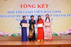 Đại diện lãnh đạo Sở GD&ĐT Cần Thơ trao giấy chứng nhận giáo viên dạy giỏi bậc mầm non cho các giáo viên tại lễ tổng kết. (Ảnh: MH).