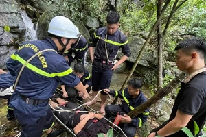 Ảnh: Lực lượng cứu hộ nạn nhân bị ngã.