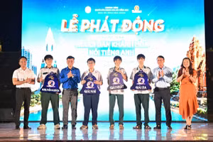 Phó Chủ tịch UBND tỉnh Nguyễn Thanh Hà trao giải cho thí sinh xuất sắc cuộc thi "Rung chuông vàng". Ảnh: Vĩnh Thành.