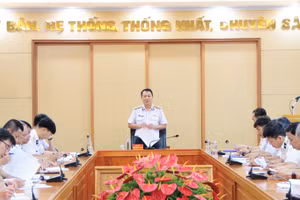 Chuẩn Đô đốc Ngô Thành Công phát biểu tại phiên họp. Ảnh : Trần Khánh