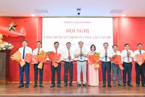  Lãnh đạo tỉnh Khánh Hòa trao quyết định và tặng hoa các cá nhân được bổ nhiệm.