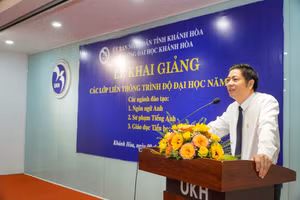 TS Trần Viết Thiện - Phó Hiệu trưởng Trường Đại học Khánh Hòa phát biểu chỉ đạo tại buổi lễ. 