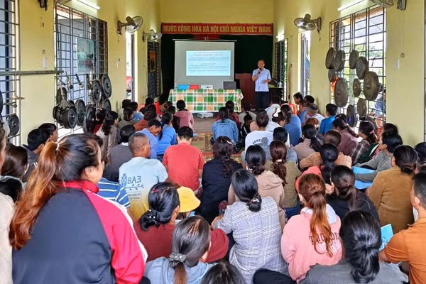Tư vấn dịch vụ việc làm cho người dân vùng biên giới Đắk Lắk. (Ảnh: TTCC)
