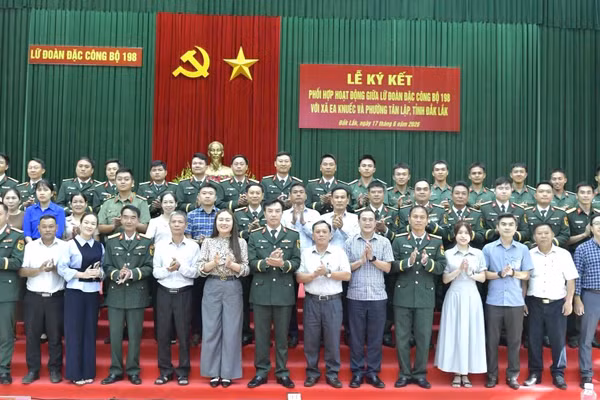 Lữ đoàn Đặc công Bộ 198 kết nghĩa với xã Ea Knuếc và phường Tân Lập (Đắk Lắk). (Ảnh: TT)