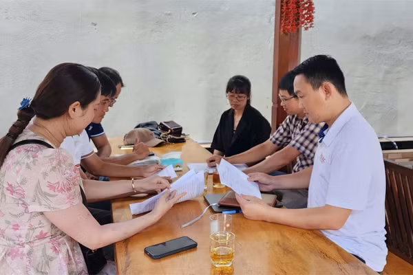 Giáo viên hợp đồng tại huyện Krông Năng cũ trao đổi với phóng viên Báo GD&TĐ. (Ảnh: TH)