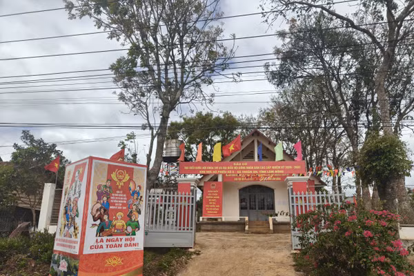 Một điểm bỏ phiếu tại bon Bu Đăk, xã Thuận An, tỉnh Lâm Đồng. (Ảnh: Thế Hùng)