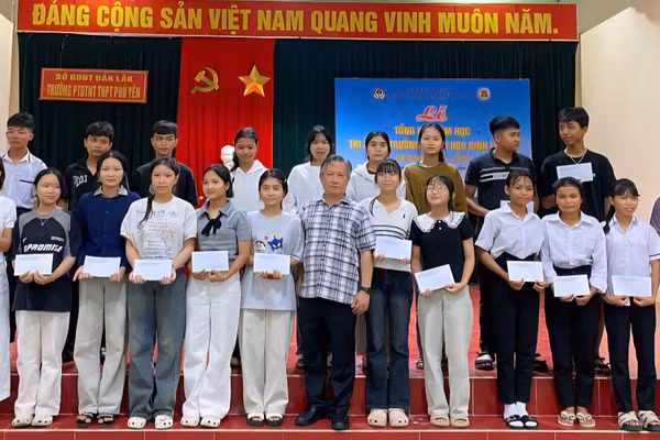 Ông Huỳnh Tấn Châu – Hiệu trưởng Trường THPT chuyên Lương Văn Chánh trao quà cho thí sinh. (Ảnh: Thế Hùng)