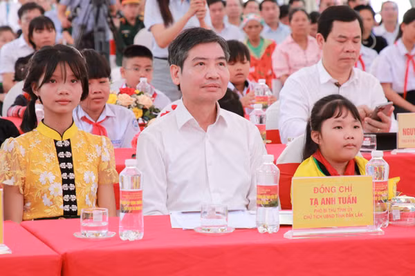Chủ tịch UBND tỉnh Đắk Lắk Tạ Anh Tuấn cùng học sinh dự lễ khởi công xây dựng trường phổ thông nội trú liên cấp biên giới đất liền. (Ảnh: Thành Tâm)