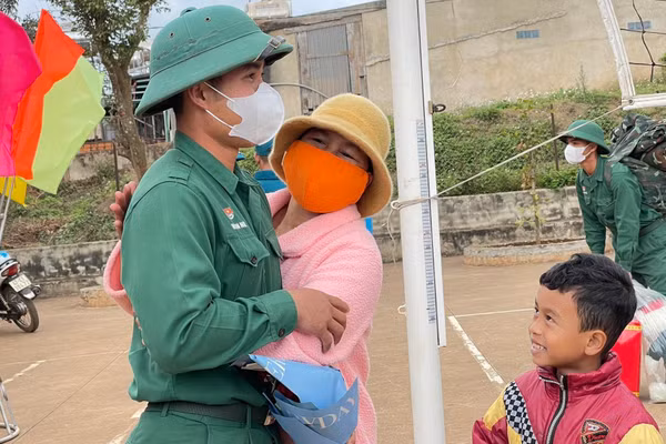 Người mẹ gặp lại con trai sau 2 năm tham gia nghĩa vụ quân sự. (Ảnh: EAR)