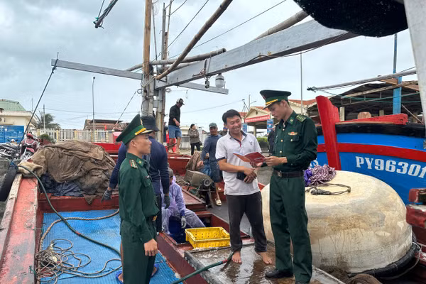 Bộ đội biên phòng tuyên truyền cho ngư dân Đắk Lắk về bầu cử đại biểu Quốc hội khóa XVI và HĐND các cấp nhiệm kỳ 2026-2031. (Ảnh: CT)