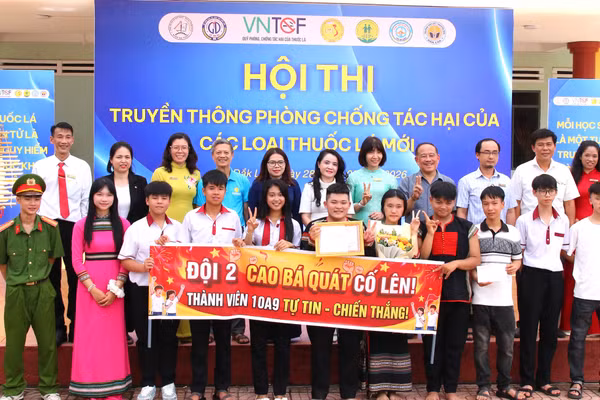 Đội THPT Cao Bá Quát 2 đạt giải Nhất trị giá 10 triệu đồng. (Ảnh: TT)