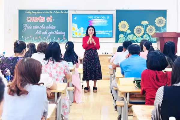 Bà Nguyễn Thị Hiên, Phó Hiệu trưởng Trường THCS Tân Lợi (phường Buôn Ma Thuột) trong 1 buổi sinh hoạt chuyên đề.