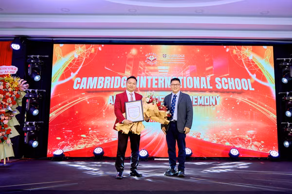 Trường Tiểu học, THCS và THPT Victory (Đắk Lắk) đón chứng nhận Trường Quốc tế Cambridge. (Ảnh: Thế Hùng)