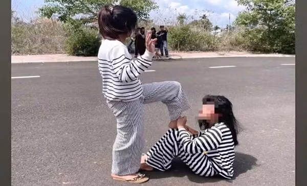 Nữ sinh lớp 6 ở Đắk Lắk bị đánh hội đồng. (Ảnh cắt từ clip)