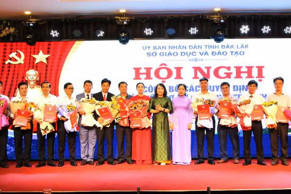 Lãnh đạo Sở GD&ĐT trao quyết định bổ nhiệm người đứng đầu các cơ sở giáo dục sau sắp xếp. (Ảnh: Thành Tâm)
