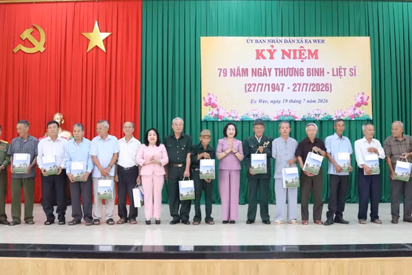 Phó Chủ tịch Quốc hội Nguyễn Thị Thanh tặng quà cho các gia đình chính sách. (Ảnh: CL)