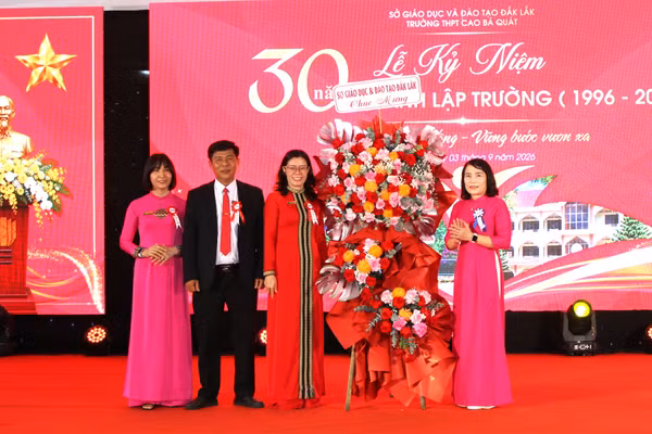 Bà Võ Thị Minh Duyên, Phó Giám đốc Sở GD&ĐT chúc mừng nhà trường. (Ảnh: TT)