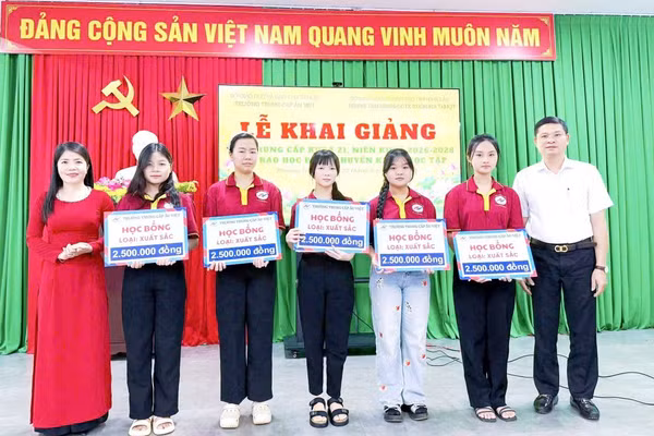 Trung tâm GDNN-GDTX Buôn Ma Thuột trao học bổng cho học viên tham gia học nghề. (Ảnh: TT)