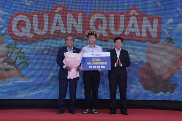 Học sinh Ngô Gia Bảo, Trường THPT Nguyễn Tất Thành xuất sắc giành ngôi vị quán quân. (Ảnh: Thế Hùng)