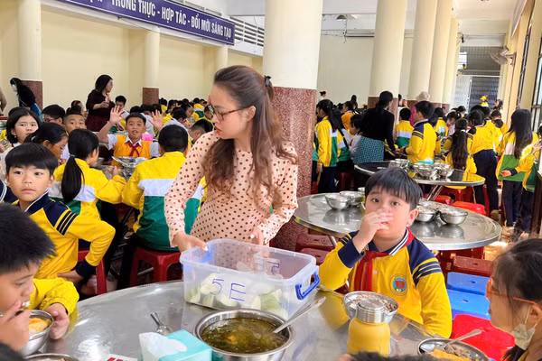 Học sinh tại Trường Tiểu học Trưng Vương ăn bán trú tại trường. (Ảnh: NT)