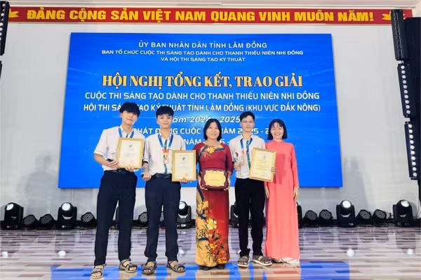 Học sinh Trường THPT Krông Nô xuất sắc đoạt 2 giải Ba tại sân chơi sáng tạo khoa học tỉnh Lâm Đồng năm 2025.