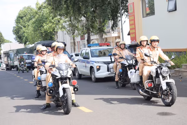 Công an Đắk Lắk ra quân thực hiện cao điểm bảo đảm trật tự an toàn giao thông trong lứa tuổi học sinh. (Ảnh: Thành Tâm)