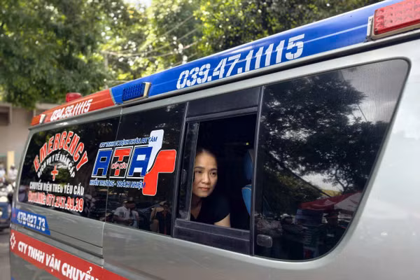 Xe cứu thương đưa thí sinh đặc biệt đến điểm thi. (Ảnh: TH)