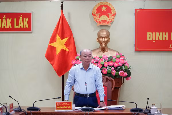 Phó Chủ tịch UBND tỉnh Đắk Lắk Trương Công Thái chủ trì họp báo định kỳ. (Ảnh: TT)