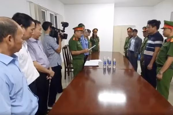Cơ quan chức năng thực hiện các thủ tục tố tụng đối với 2 bị can. (Ảnh: CA)