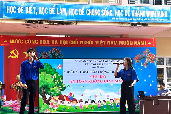 Học sinh tham gia khởi động cùng chương trình. (Ảnh: Ban Truyền thông)