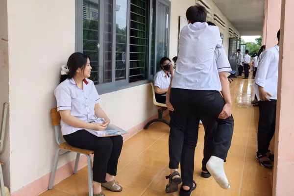 Thí sinh bị tai nạn đến điểm thi bằng ‘đôi chân’ của bạn
