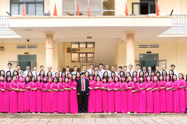Tập thể cán bộ, giáo viên, nhân viên Trường THPT Cao Bá Quát, Đắk Lắk. (Ảnh: NT)