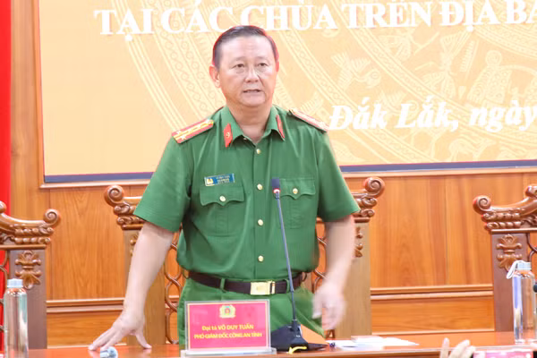 Đại tá Võ Duy Tuấn, Phó Giám đốc Công an tỉnh Đắk Lắk thông tin với báo chí. (Ảnh: TT)