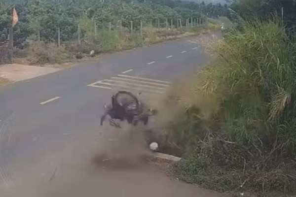 Hiện trường vụ tai nạn ngày 15/4/2026. (Ảnh cắt từ clip)